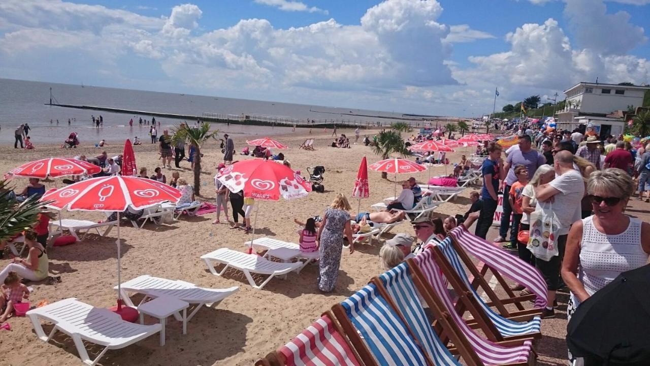 Beach Palace Клактон-он-Сі Екстер'єр фото