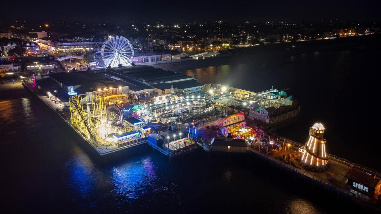Beach Palace Клактон-он-Сі Екстер'єр фото